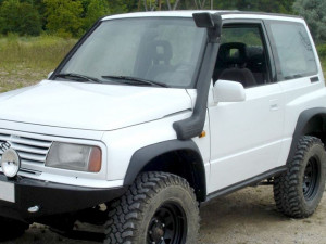  Suzuki Vitara Snorkel (Soldan)